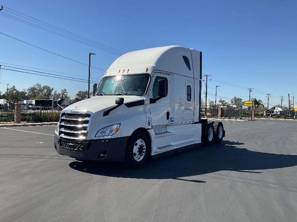 Sleeper Tractor-Heavy Duty Tractors-Freightliner-2022-T12664ST-Fontana-CA-598,408\n\t\tmiles-$ 69,750 - Image 3