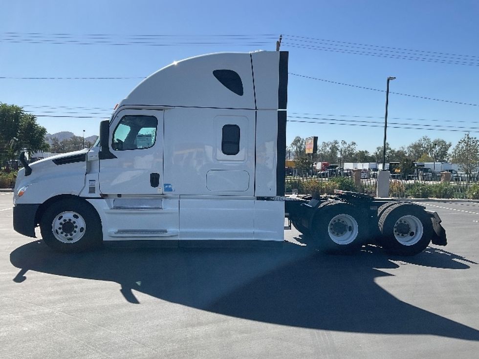 Sleeper Tractor-Heavy Duty Tractors-Freightliner-2022-T12664ST-Fontana-CA-598,408\n\t\tmiles-$ 69,750 - Image 4
