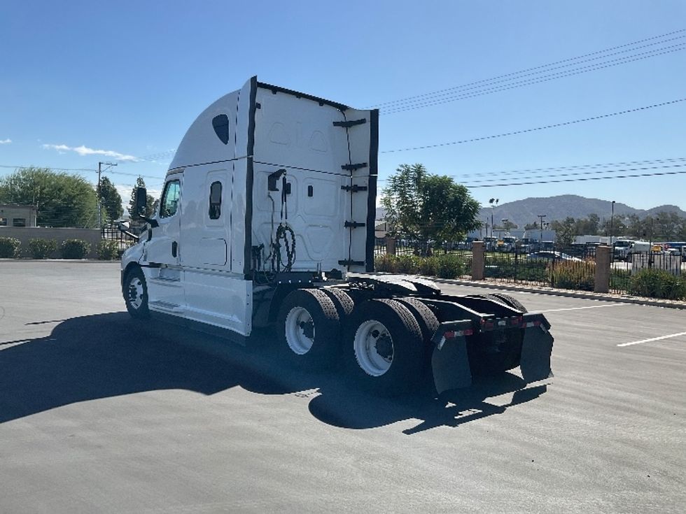 Sleeper Tractor-Heavy Duty Tractors-Freightliner-2022-T12664ST-Fontana-CA-598,408\n\t\tmiles-$ 69,750 - Image 5