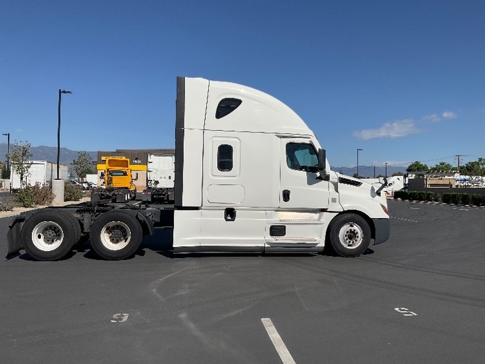 Sleeper Tractor-Heavy Duty Tractors-Freightliner-2022-T12664ST-Fontana-CA-598,408\n\t\tmiles-$ 69,750 - Image 8