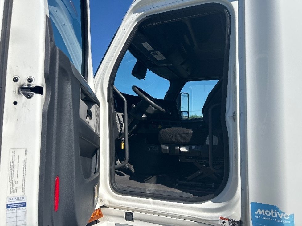 Sleeper Tractor-Heavy Duty Tractors-Freightliner-2022-T12664ST-Fontana-CA-598,408\n\t\tmiles-$ 69,750 - Image 9