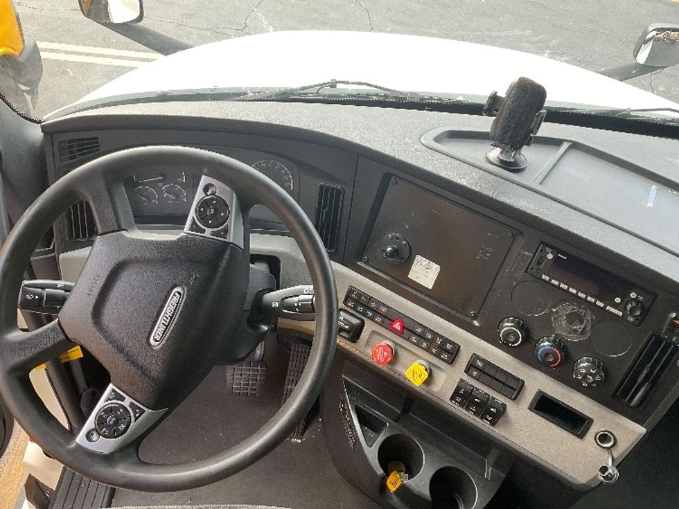 Sleeper Tractor-Heavy Duty Tractors-Freightliner-2022-T12664ST-Fontana-CA-609,000\n\t\tmiles-$ 72,250 - Image 11