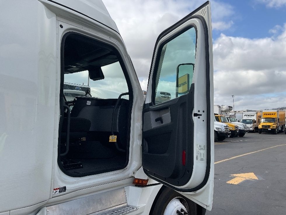 Sleeper Tractor-Heavy Duty Tractors-Freightliner-2022-T12664ST-Fontana-CA-609,000\n\t\tmiles-$ 72,250 - Image 13