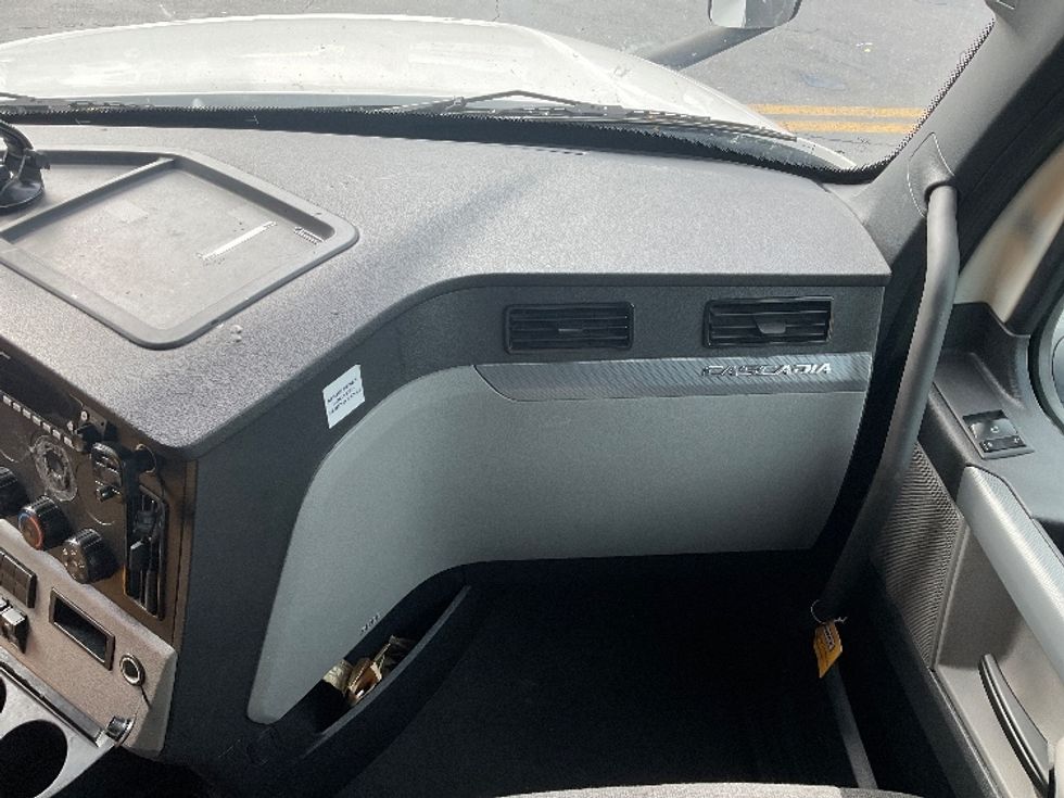 Sleeper Tractor-Heavy Duty Tractors-Freightliner-2022-T12664ST-Fontana-CA-609,000\n\t\tmiles-$ 72,250 - Image 14