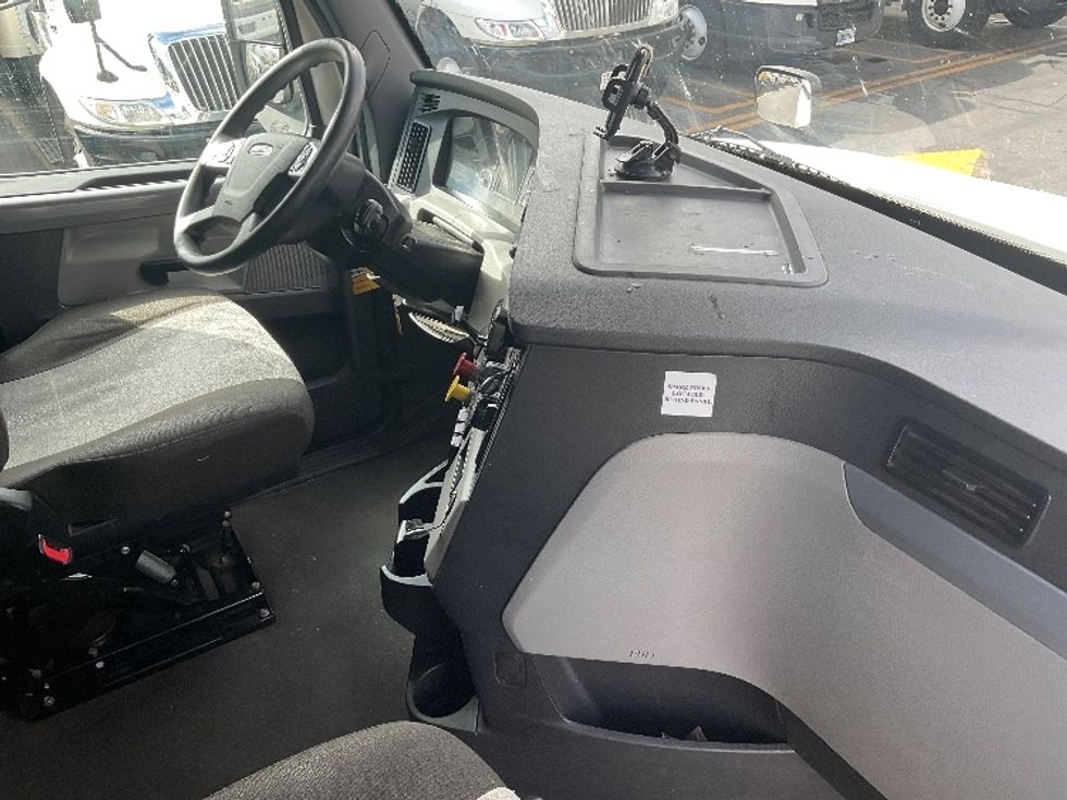 Sleeper Tractor-Heavy Duty Tractors-Freightliner-2022-T12664ST-Fontana-CA-609,000\n\t\tmiles-$ 72,250 - Image 15