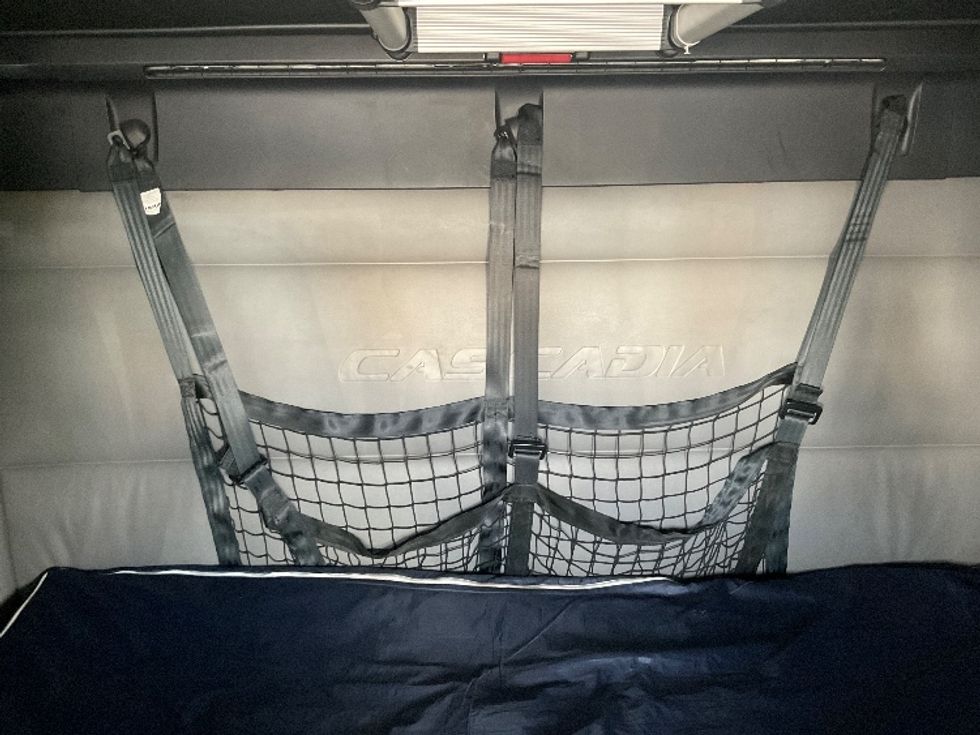 Sleeper Tractor-Heavy Duty Tractors-Freightliner-2022-T12664ST-Fontana-CA-609,000\n\t\tmiles-$ 72,250 - Image 16