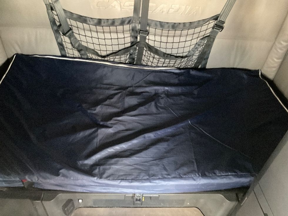 Sleeper Tractor-Heavy Duty Tractors-Freightliner-2022-T12664ST-Fontana-CA-609,000\n\t\tmiles-$ 72,250 - Image 17