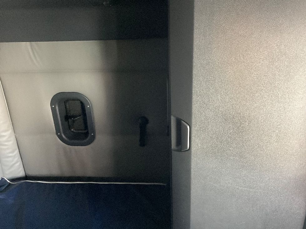 Sleeper Tractor-Heavy Duty Tractors-Freightliner-2022-T12664ST-Fontana-CA-609,000\n\t\tmiles-$ 72,250 - Image 18