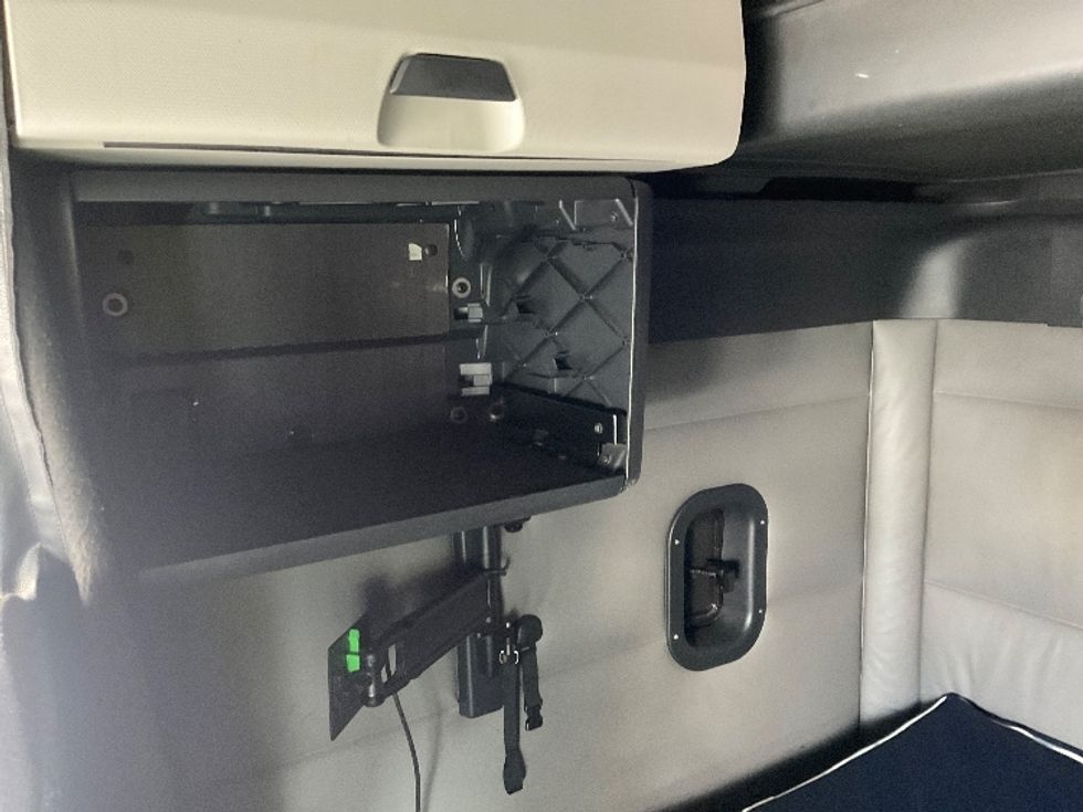 Sleeper Tractor-Heavy Duty Tractors-Freightliner-2022-T12664ST-Fontana-CA-609,000\n\t\tmiles-$ 72,250 - Image 19