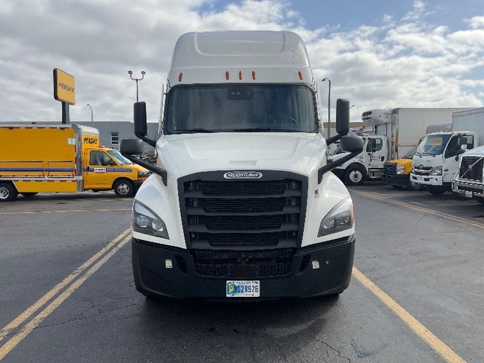 2022 Freightliner Cascadia 126" Sleeper Cab photo 2