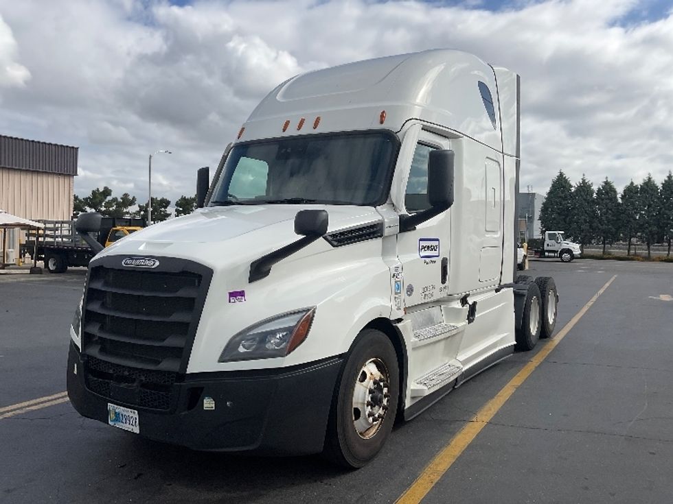 2022 Freightliner Cascadia 126" Sleeper Cab photo 3