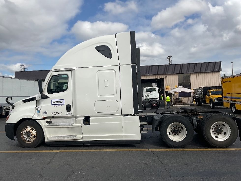 2022 Freightliner Cascadia 126" Sleeper Cab photo 4