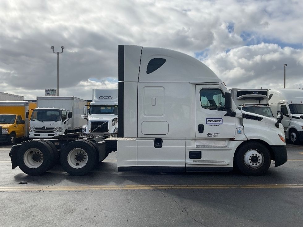 Sleeper Tractor-Heavy Duty Tractors-Freightliner-2022-T12664ST-Fontana-CA-609,000\n\t\tmiles-$ 72,250 - Image 8