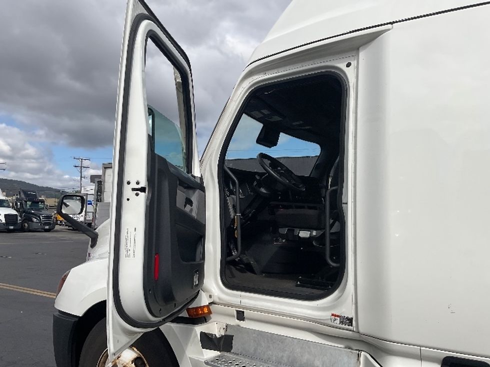 Sleeper Tractor-Heavy Duty Tractors-Freightliner-2022-T12664ST-Fontana-CA-609,000\n\t\tmiles-$ 72,250 - Image 9