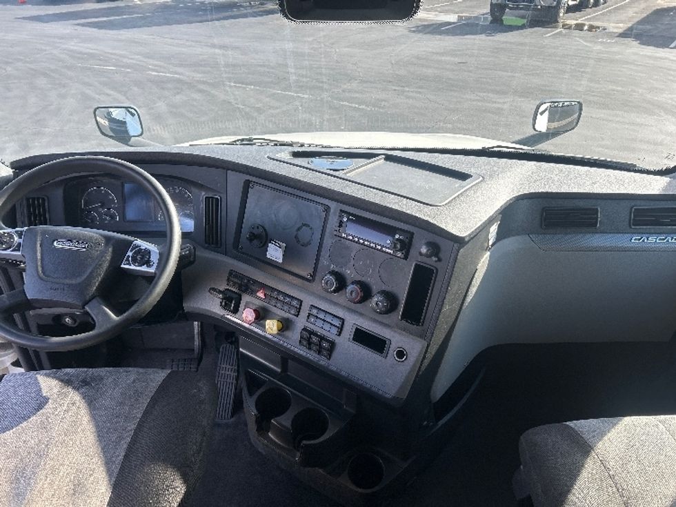Sleeper Tractor-Heavy Duty Tractors-Freightliner-2022-T12664ST-Fontana-CA-641,292\n\t\tmiles-$ 58,750 - Image 12