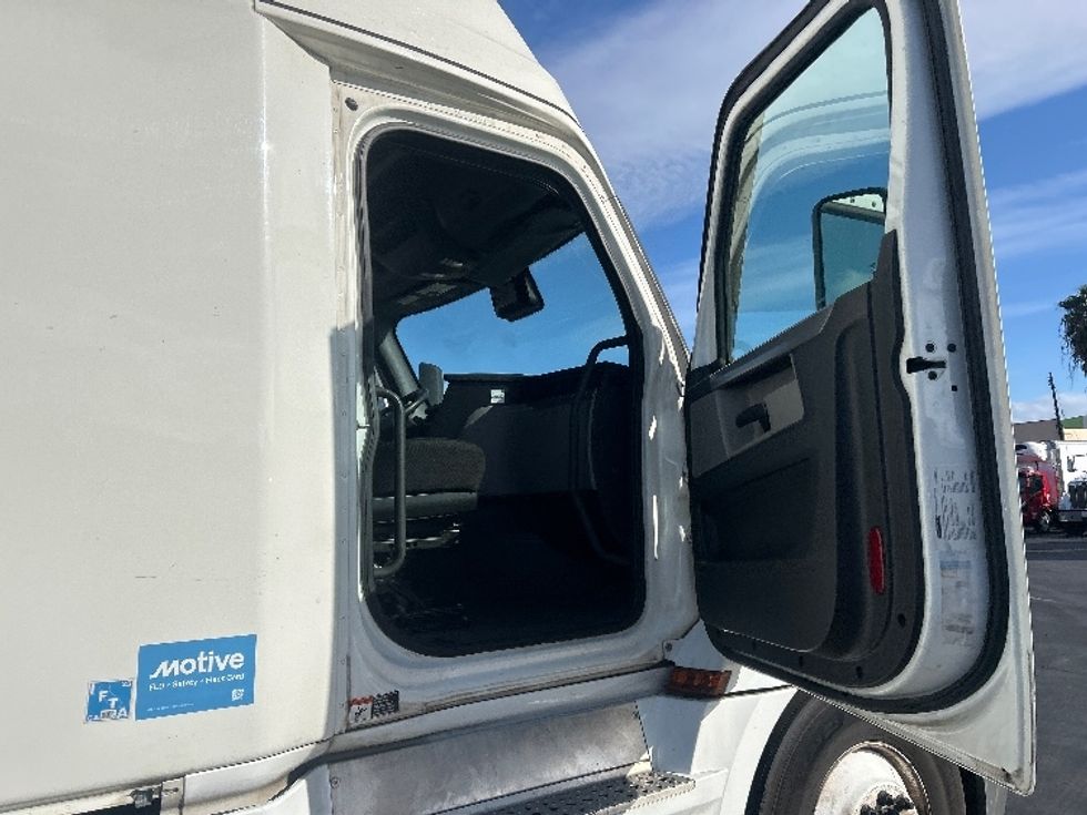 Sleeper Tractor-Heavy Duty Tractors-Freightliner-2022-T12664ST-Fontana-CA-641,292\n\t\tmiles-$ 58,750 - Image 13