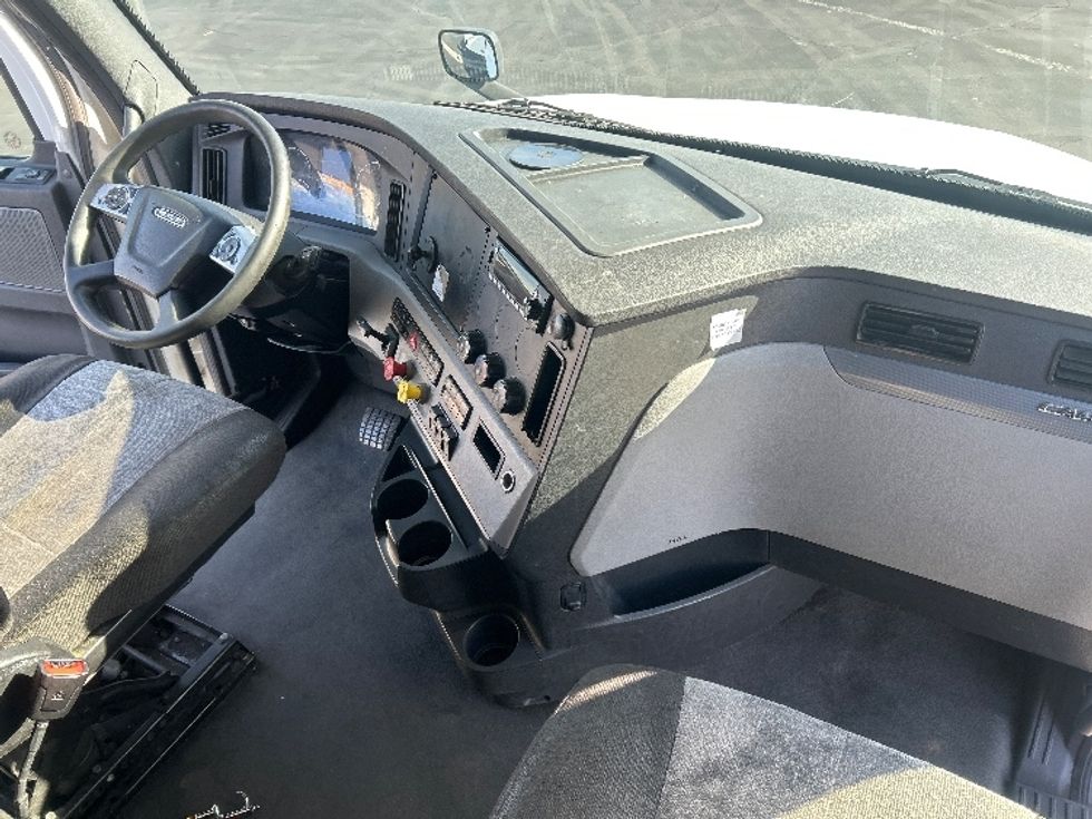 Sleeper Tractor-Heavy Duty Tractors-Freightliner-2022-T12664ST-Fontana-CA-641,292\n\t\tmiles-$ 58,750 - Image 15
