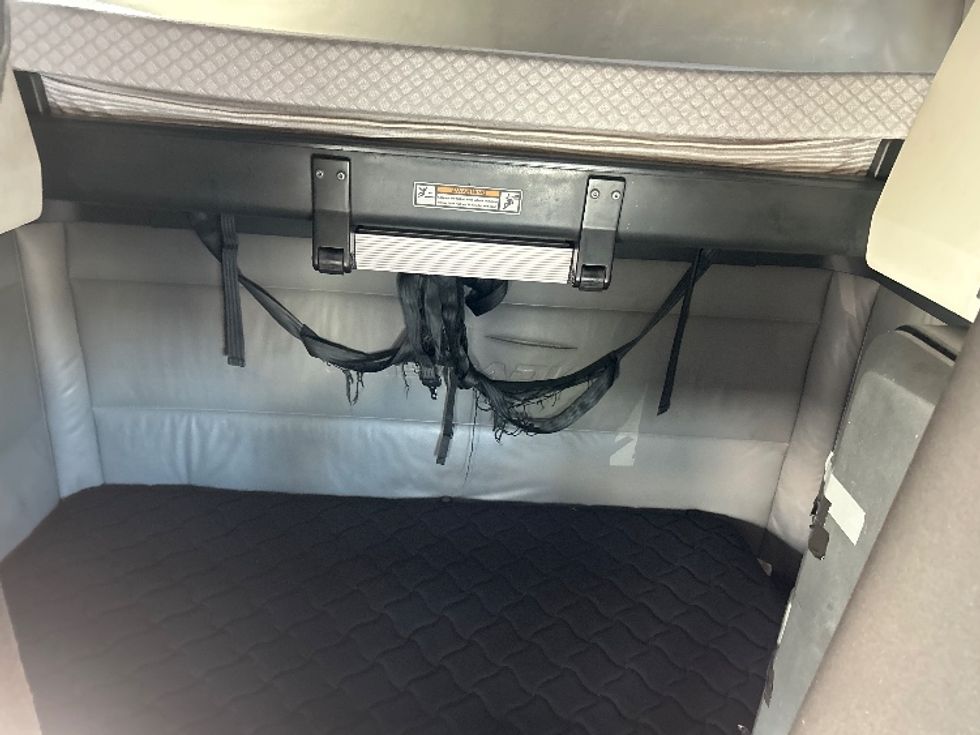 Sleeper Tractor-Heavy Duty Tractors-Freightliner-2022-T12664ST-Fontana-CA-641,292\n\t\tmiles-$ 58,750 - Image 16