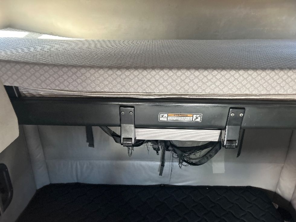 Sleeper Tractor-Heavy Duty Tractors-Freightliner-2022-T12664ST-Fontana-CA-641,292\n\t\tmiles-$ 58,750 - Image 17