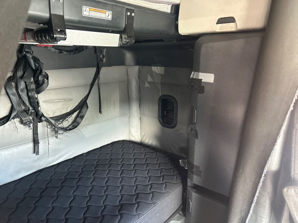 Sleeper Tractor-Heavy Duty Tractors-Freightliner-2022-T12664ST-Fontana-CA-641,292\n\t\tmiles-$ 58,750 - Image 18