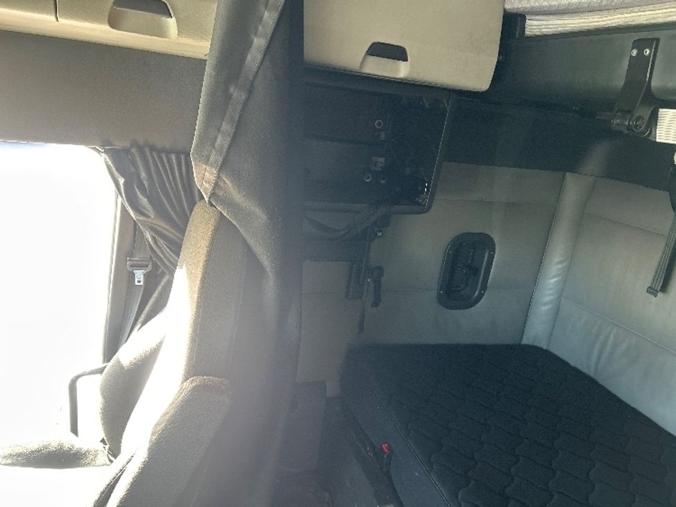 Sleeper Tractor-Heavy Duty Tractors-Freightliner-2022-T12664ST-Fontana-CA-641,292\n\t\tmiles-$ 58,750 - Image 19