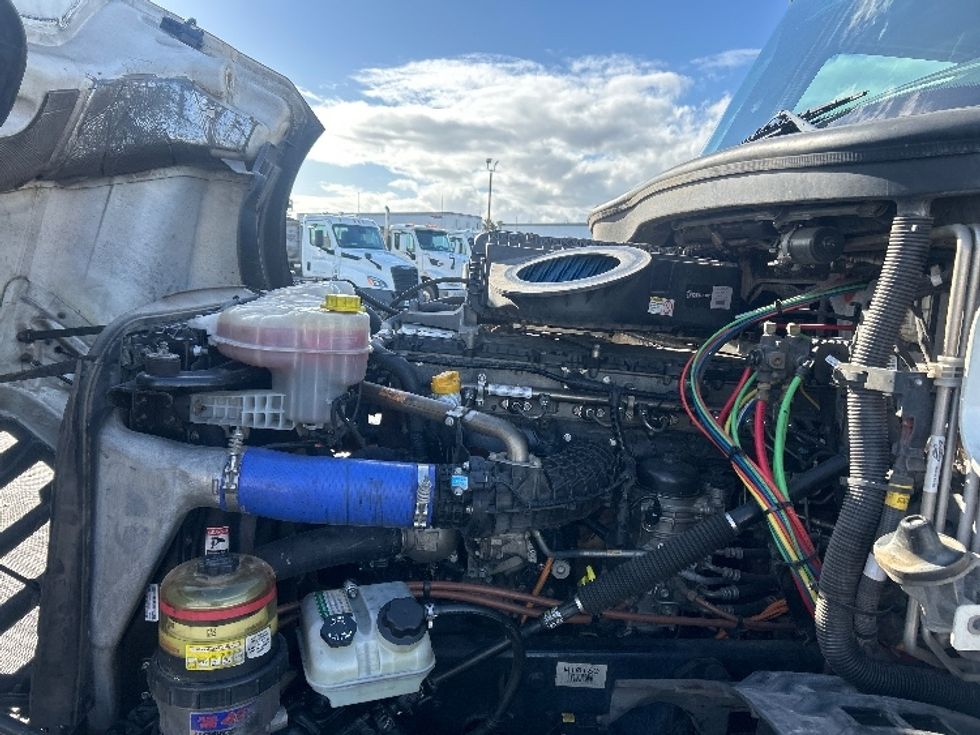 Sleeper Tractor-Heavy Duty Tractors-Freightliner-2022-T12664ST-Fontana-CA-641,292\n\t\tmiles-$ 58,750 - Image 21