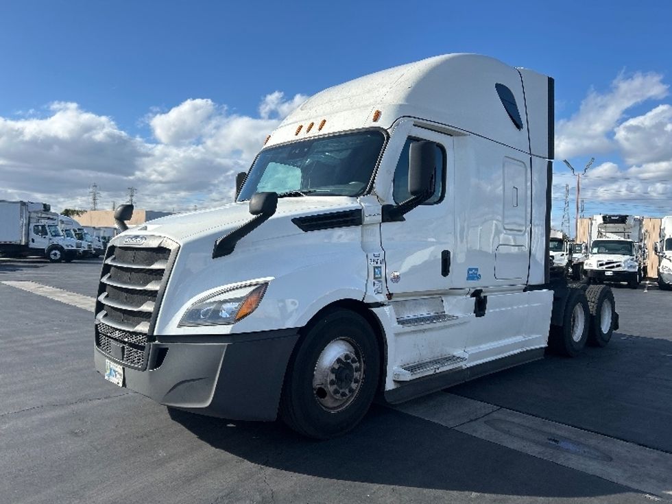 Sleeper Tractor-Heavy Duty Tractors-Freightliner-2022-T12664ST-Fontana-CA-641,292\n\t\tmiles-$ 58,750 - Image 3