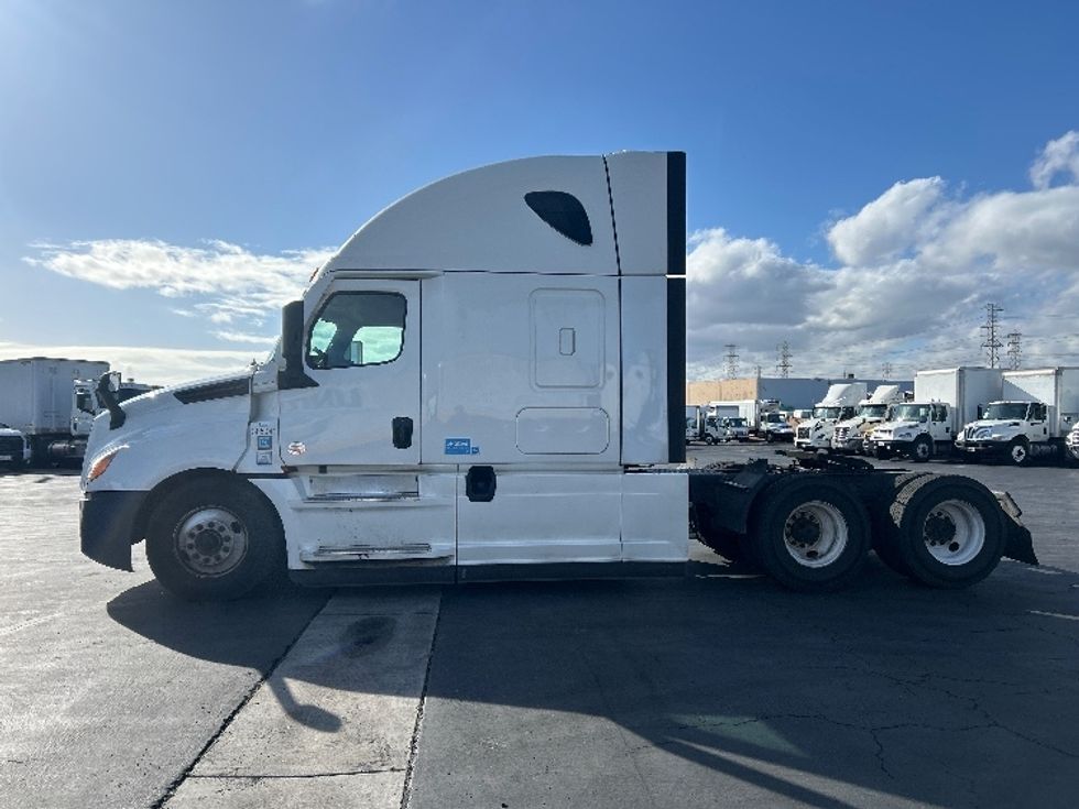 Sleeper Tractor-Heavy Duty Tractors-Freightliner-2022-T12664ST-Fontana-CA-641,292\n\t\tmiles-$ 58,750 - Image 4
