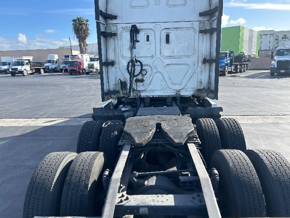 Sleeper Tractor-Heavy Duty Tractors-Freightliner-2022-T12664ST-Fontana-CA-641,292\n\t\tmiles-$ 58,750 - Image 6