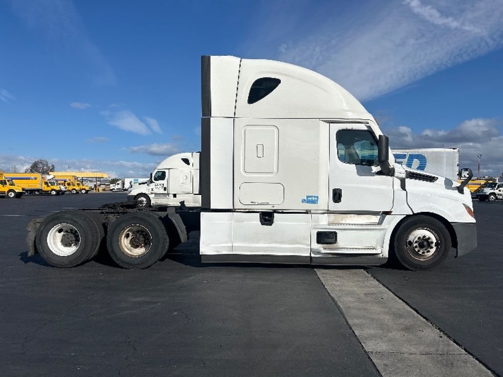 Sleeper Tractor-Heavy Duty Tractors-Freightliner-2022-T12664ST-Fontana-CA-641,292\n\t\tmiles-$ 58,750 - Image 8