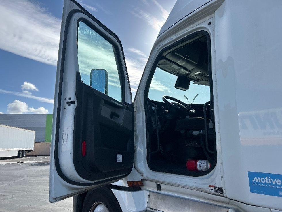 Sleeper Tractor-Heavy Duty Tractors-Freightliner-2022-T12664ST-Fontana-CA-641,292\n\t\tmiles-$ 58,750 - Image 9