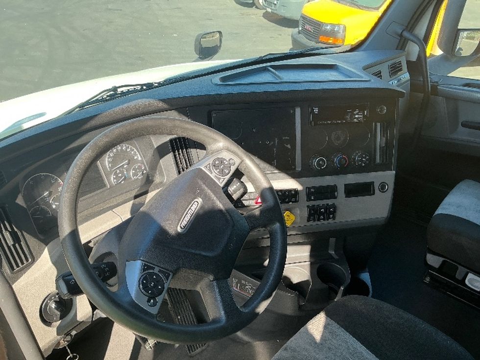 Sleeper Tractor-Heavy Duty Tractors-Freightliner-2022-T12664ST-Fontana-CA-684,823\n\t\tmiles-$ 55,750 - Image 10