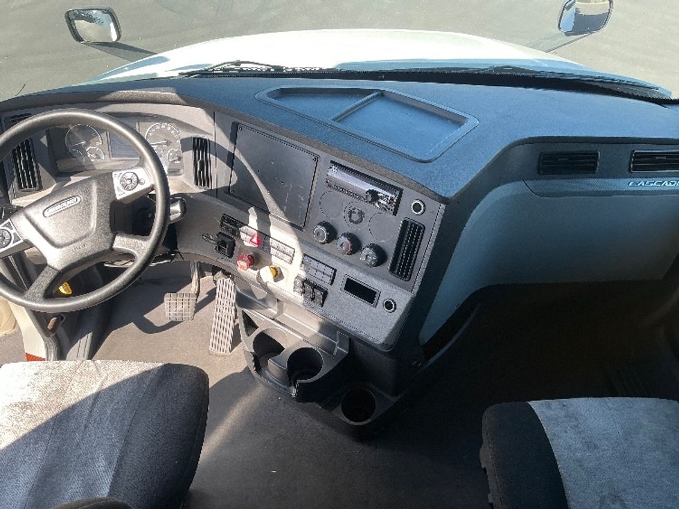 Sleeper Tractor-Heavy Duty Tractors-Freightliner-2022-T12664ST-Fontana-CA-684,823\n\t\tmiles-$ 55,750 - Image 12