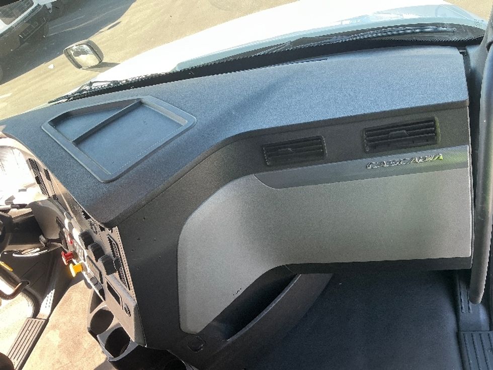 Sleeper Tractor-Heavy Duty Tractors-Freightliner-2022-T12664ST-Fontana-CA-684,823\n\t\tmiles-$ 55,750 - Image 14