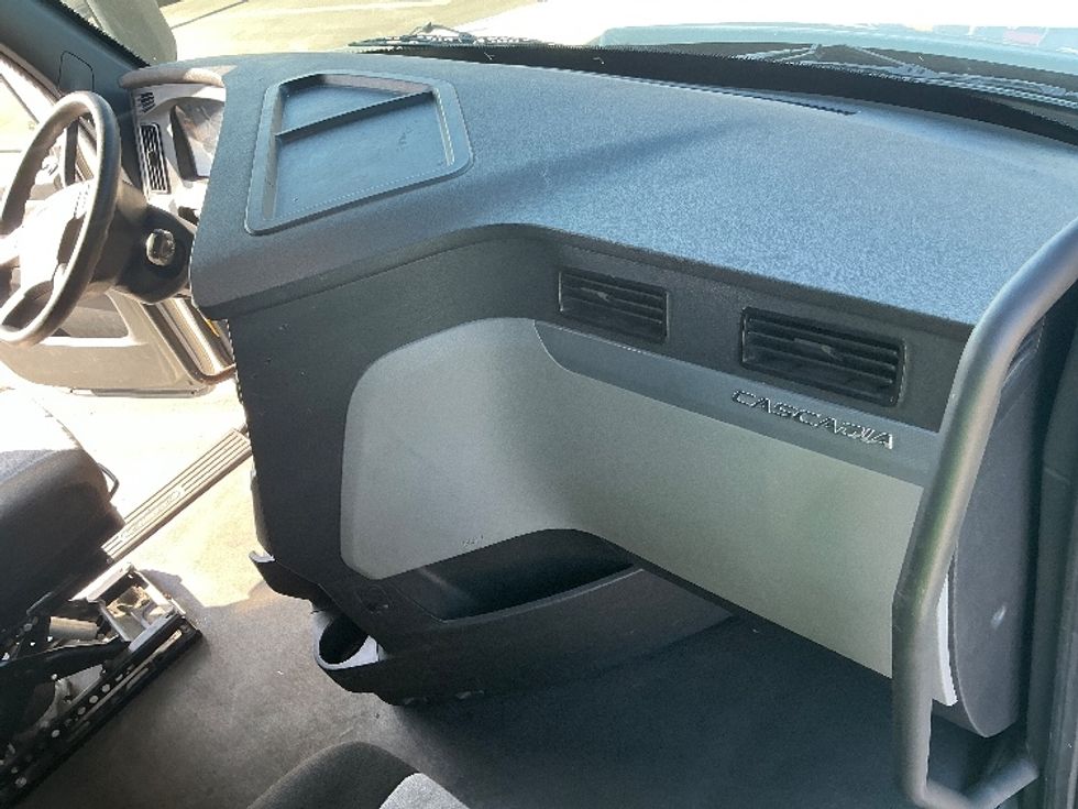 Sleeper Tractor-Heavy Duty Tractors-Freightliner-2022-T12664ST-Fontana-CA-684,823\n\t\tmiles-$ 55,750 - Image 15