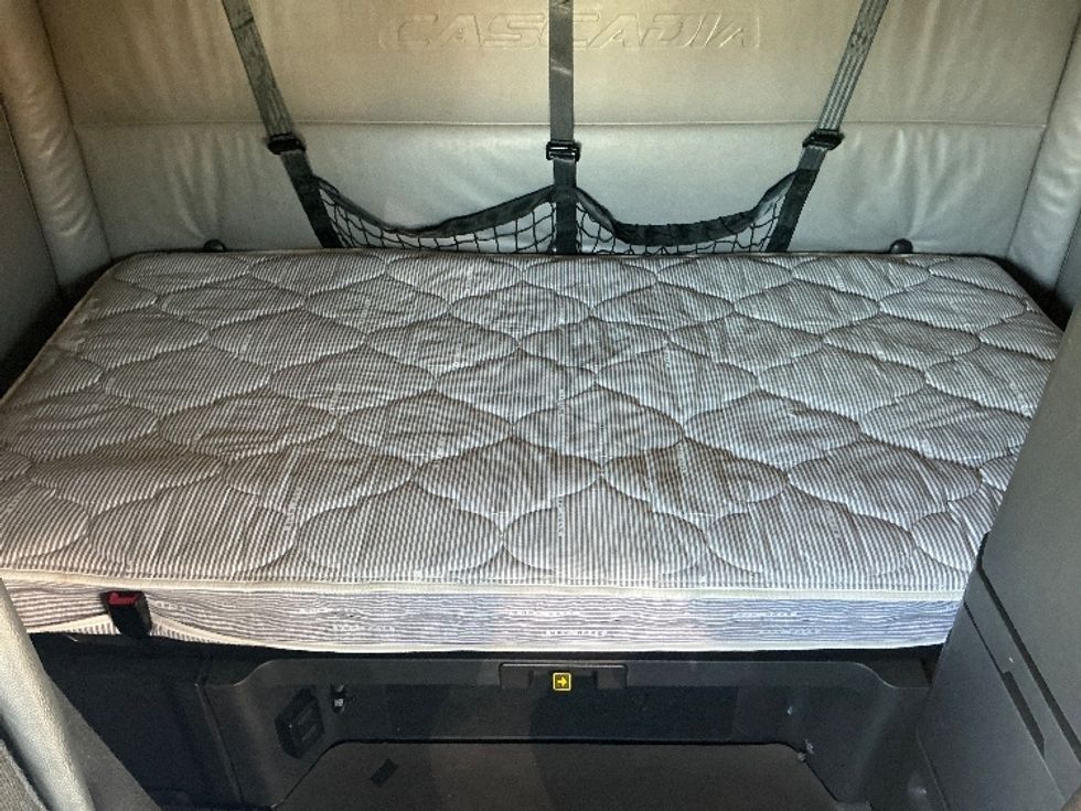 Sleeper Tractor-Heavy Duty Tractors-Freightliner-2022-T12664ST-Fontana-CA-684,823\n\t\tmiles-$ 55,750 - Image 16