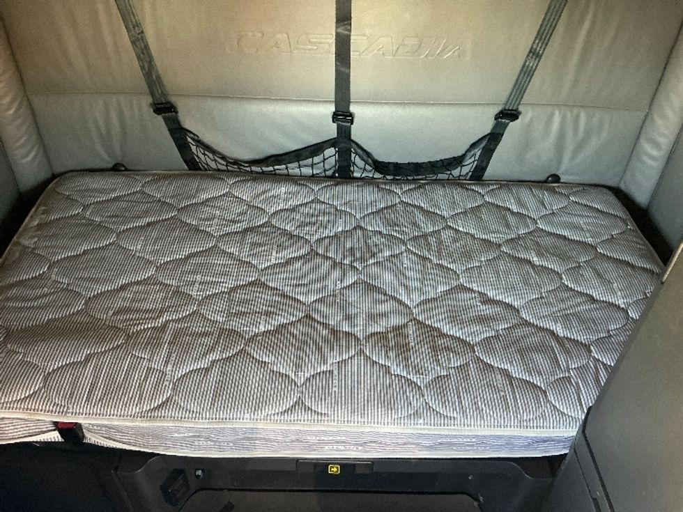 Sleeper Tractor-Heavy Duty Tractors-Freightliner-2022-T12664ST-Fontana-CA-684,823\n\t\tmiles-$ 55,750 - Image 17