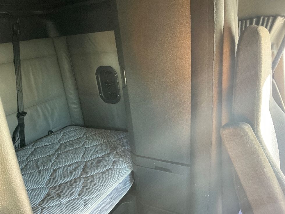 Sleeper Tractor-Heavy Duty Tractors-Freightliner-2022-T12664ST-Fontana-CA-684,823\n\t\tmiles-$ 55,750 - Image 18