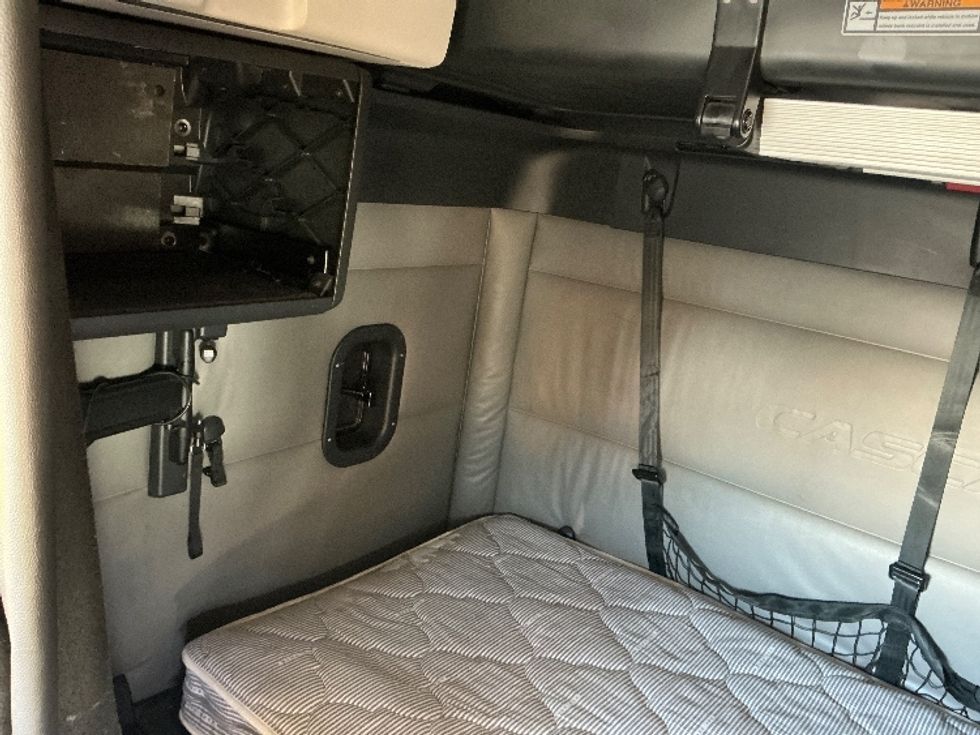 Sleeper Tractor-Heavy Duty Tractors-Freightliner-2022-T12664ST-Fontana-CA-684,823\n\t\tmiles-$ 55,750 - Image 19