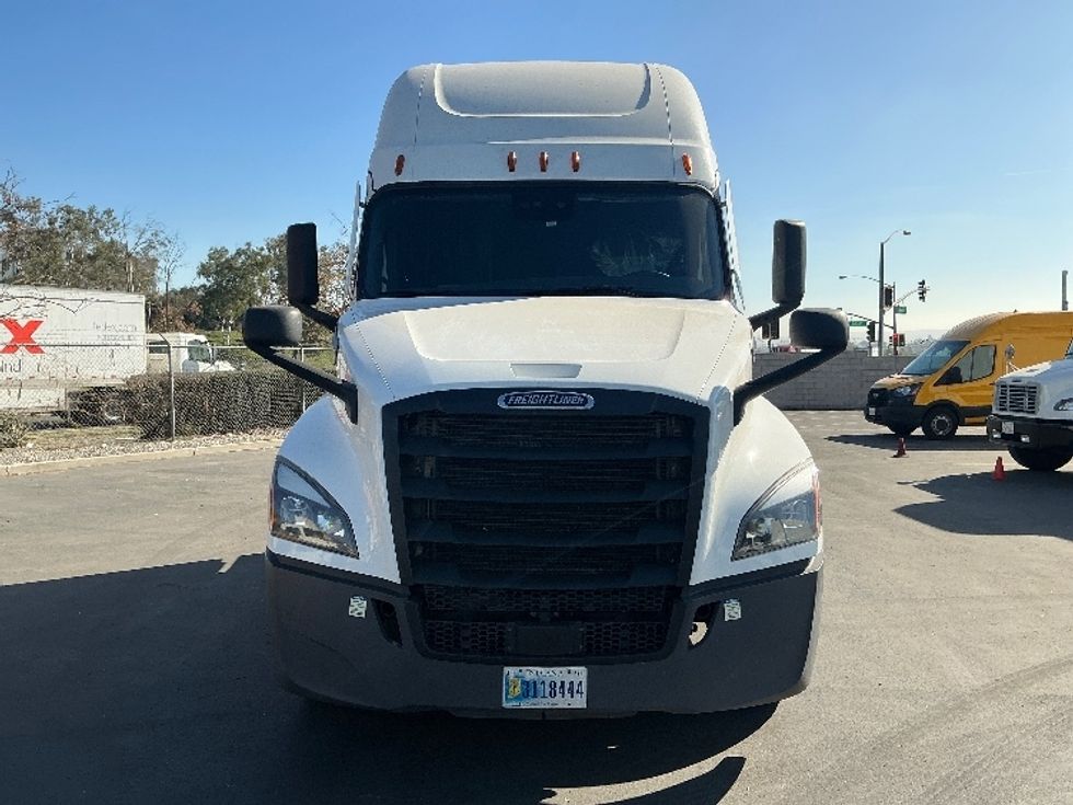 Sleeper Tractor-Heavy Duty Tractors-Freightliner-2022-T12664ST-Fontana-CA-684,823\n\t\tmiles-$ 55,750 - Image 2