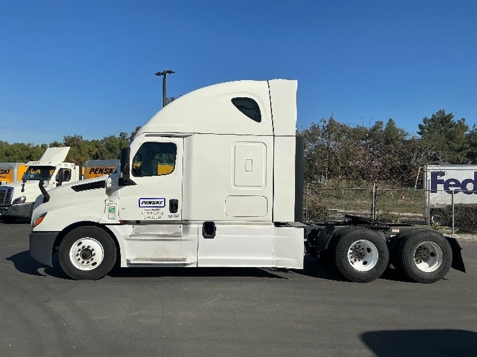 Sleeper Tractor-Heavy Duty Tractors-Freightliner-2022-T12664ST-Fontana-CA-684,823\n\t\tmiles-$ 55,750 - Image 4