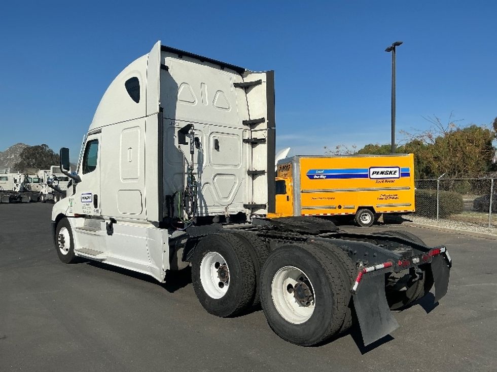 Sleeper Tractor-Heavy Duty Tractors-Freightliner-2022-T12664ST-Fontana-CA-684,823\n\t\tmiles-$ 55,750 - Image 5