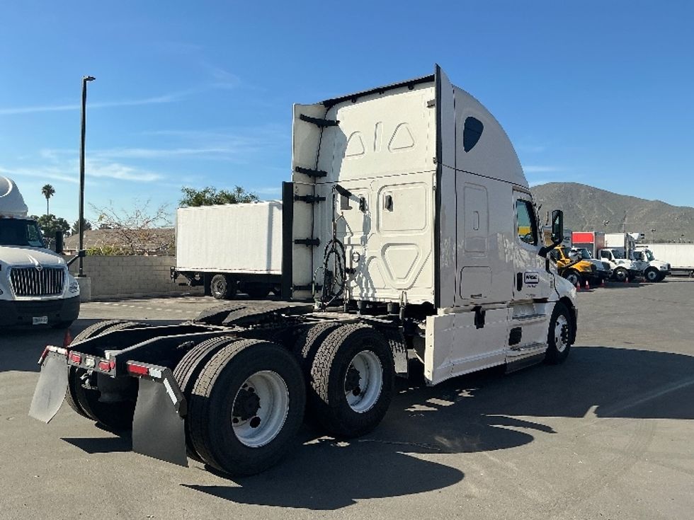 Sleeper Tractor-Heavy Duty Tractors-Freightliner-2022-T12664ST-Fontana-CA-684,823\n\t\tmiles-$ 55,750 - Image 7