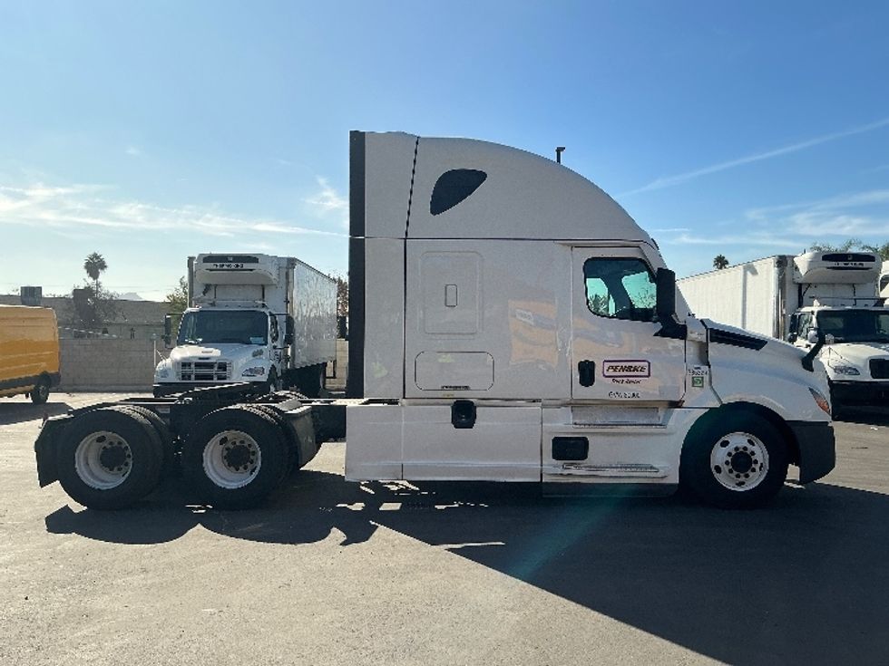 Sleeper Tractor-Heavy Duty Tractors-Freightliner-2022-T12664ST-Fontana-CA-684,823\n\t\tmiles-$ 55,750 - Image 8