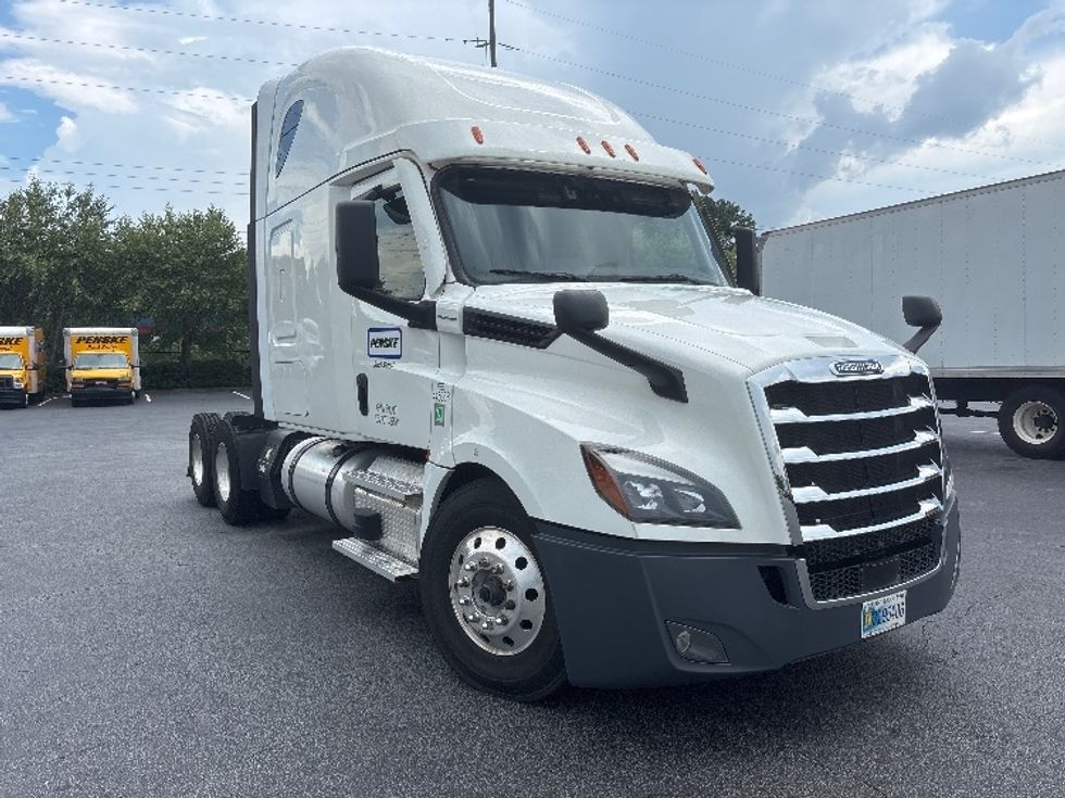 Sleeper Tractor-Heavy Duty Tractors-Freightliner-2022-T12664ST-Forest Park-GA-270,037\n\t\tmiles-$ 102,250 - Image 1
