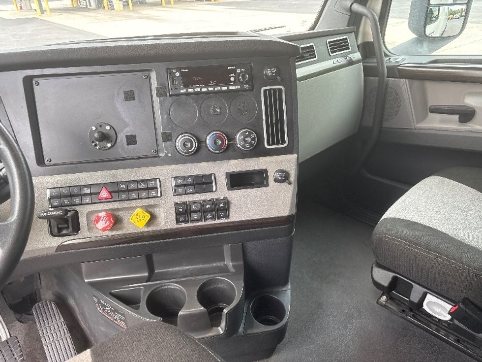 Sleeper Tractor-Heavy Duty Tractors-Freightliner-2022-T12664ST-Forest Park-GA-270,037\n\t\tmiles-$ 102,250 - Image 12