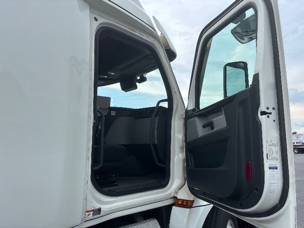 Sleeper Tractor-Heavy Duty Tractors-Freightliner-2022-T12664ST-Forest Park-GA-270,037\n\t\tmiles-$ 102,250 - Image 13