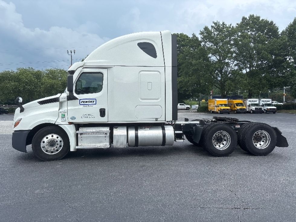 Sleeper Tractor-Heavy Duty Tractors-Freightliner-2022-T12664ST-Forest Park-GA-270,037\n\t\tmiles-$ 102,250 - Image 4