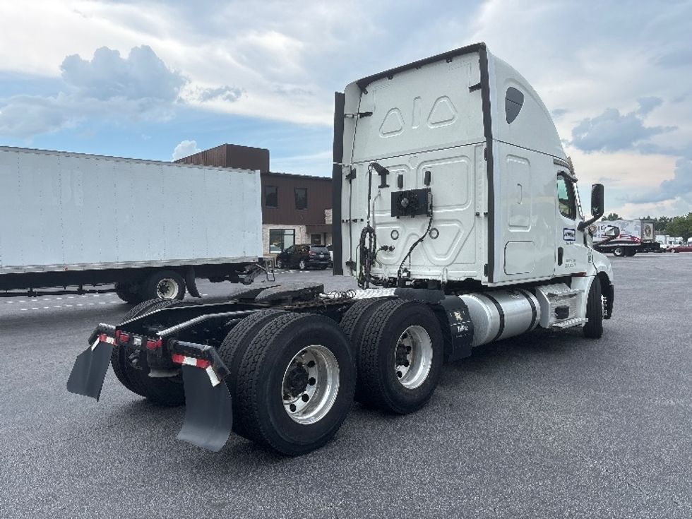 Sleeper Tractor-Heavy Duty Tractors-Freightliner-2022-T12664ST-Forest Park-GA-270,037\n\t\tmiles-$ 102,250 - Image 7