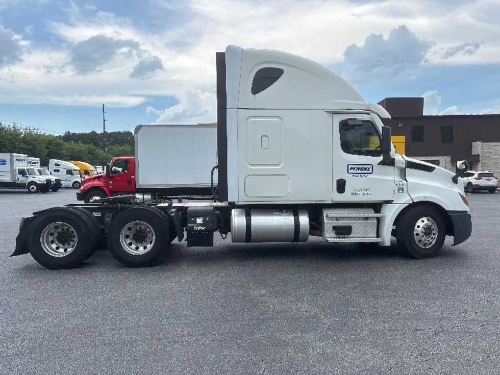 Sleeper Tractor-Heavy Duty Tractors-Freightliner-2022-T12664ST-Forest Park-GA-270,037\n\t\tmiles-$ 102,250 - Image 8